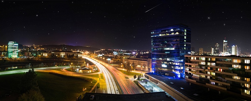 Взгляд из офиса «ИНТЕР РАО Литва» на звезды и иллюминации ночного Вильнюса (Литва)