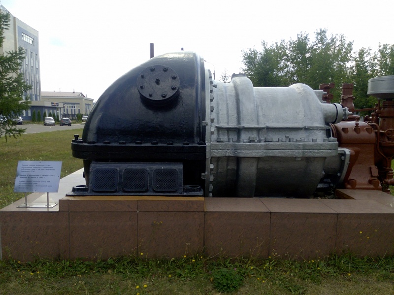 Памятник.Паровая турбина, обеспечившая пуск Ивановской ГРЭС.