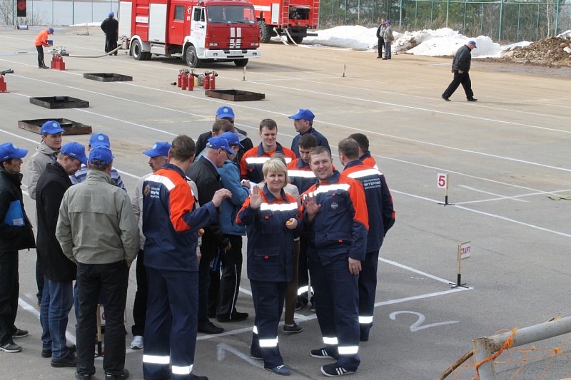 Команда ЮУГРЭС перед пожарно-медицинской эстафетой. Соревнования оперативного персонала.