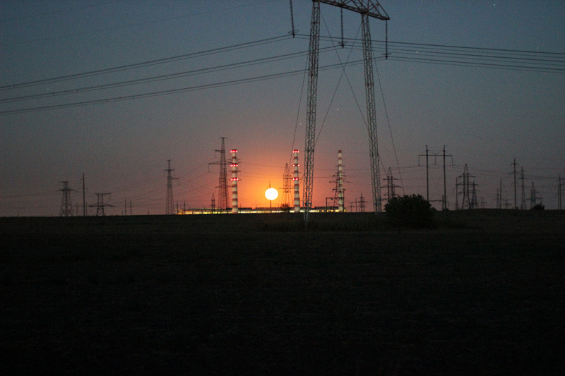 Молдавская ГРЭС на фоне красок неба на закате