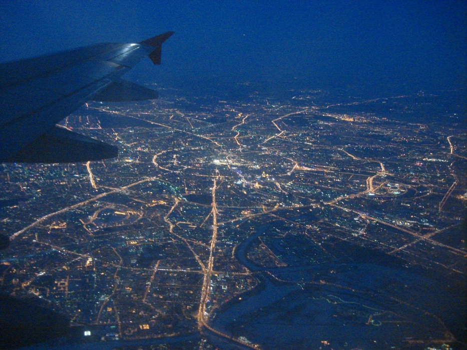 "под крылом самолета - Москва!", всегда приятно возвращаться домой, где светится окошко
