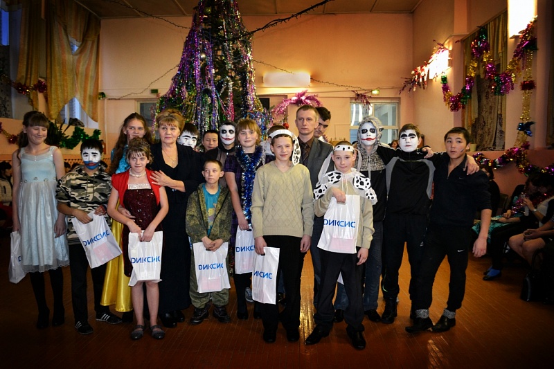 АО "Алтайэнергосбыт" поздравляет детей школы-интернат с Новым годом!