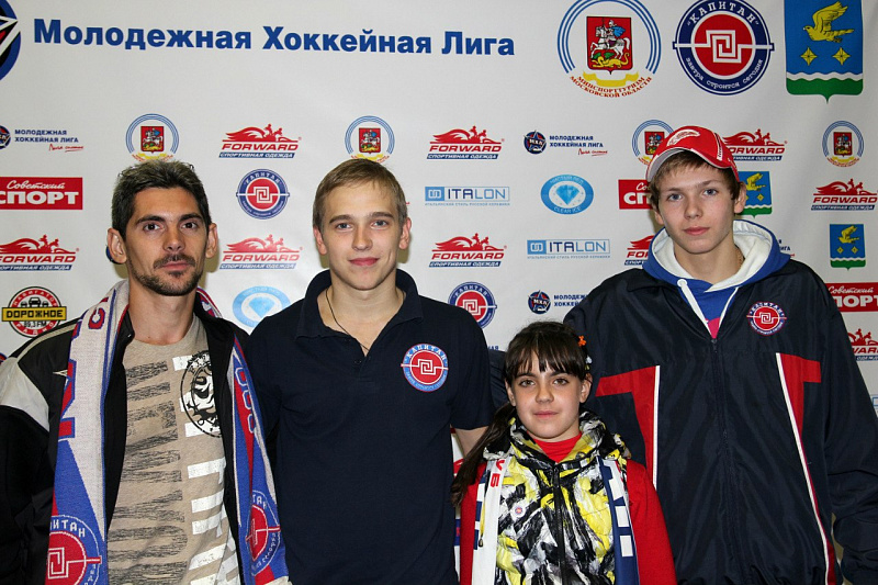 2012 год, с , с игроками ХК "Капитан", справа -ныне игрок НХЛ Никита Щербак