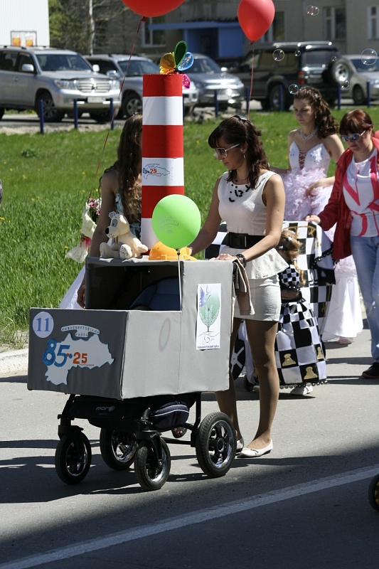 Летний карнавал детских прогулочных колясок в поселке энергетиков. Автор фото - Алексей Трифонов