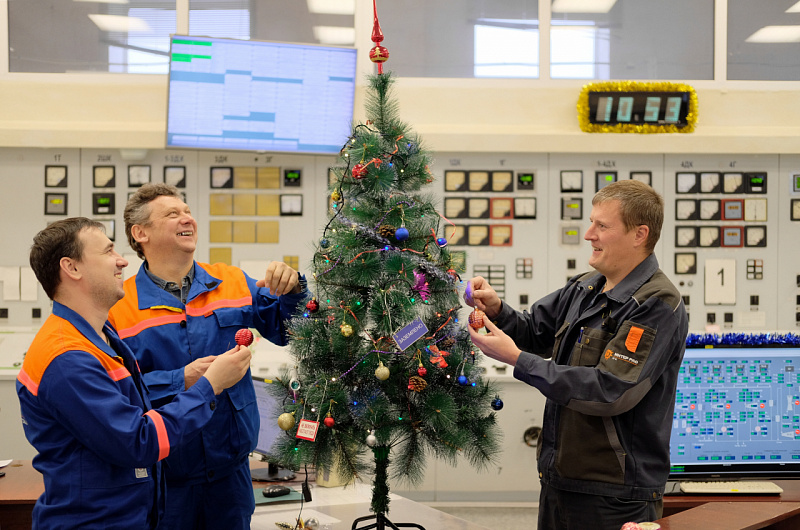 Новогоднее настроение. Оперативный персонал Уфимской ТЭЦ-2 наряжает ёлку на главном щите управления.