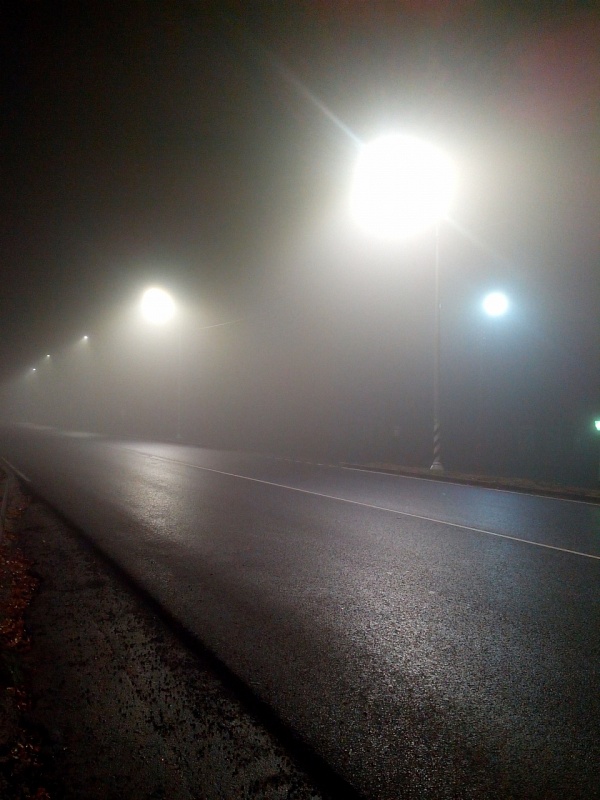 Туманный город, дорога ниоткуда в никуда.